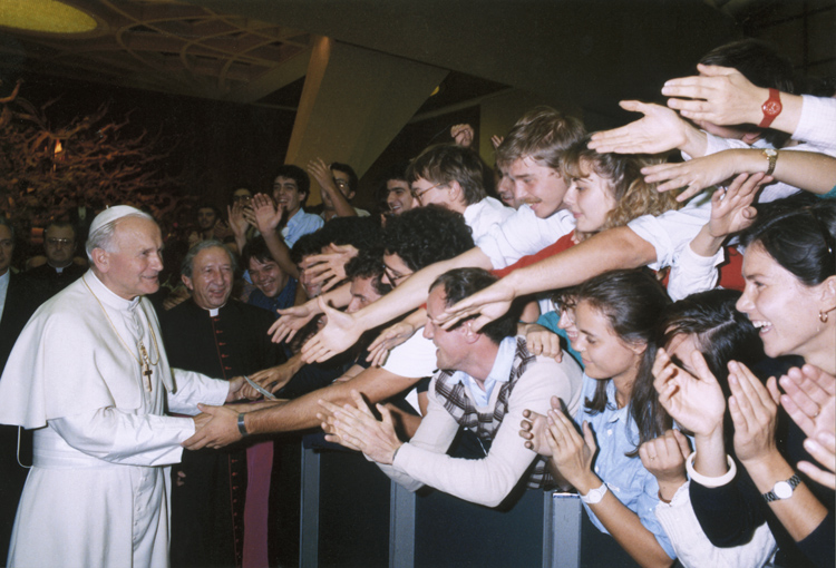 29/09/1984. Cité du Vatican. Jean-Paul II salue les jeunes de CL lors de l’audience pour le trentième anniversaire de Communion et Libération. © L’Osservatore Romano / Arturo Mari