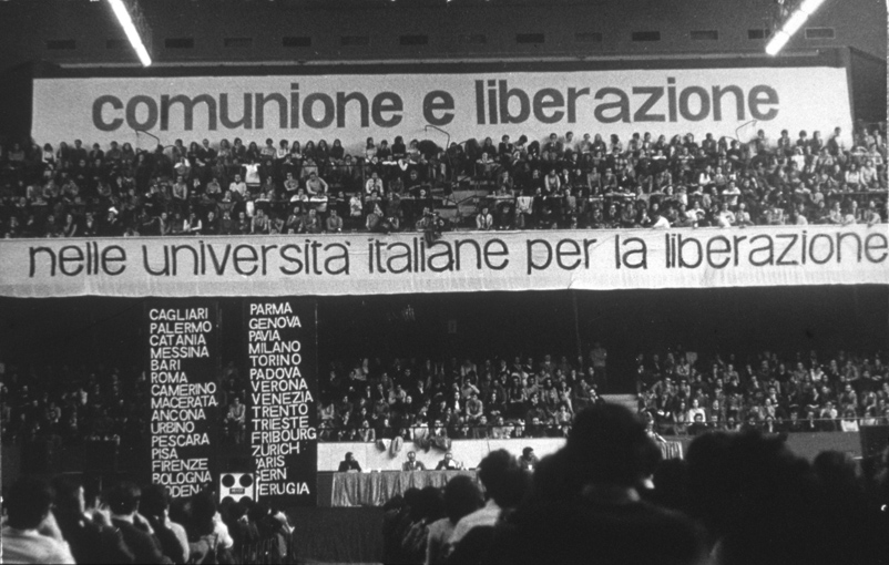 31/03/1973. Milan, Palalido. Vue des banderoles surplombant la table des intervenants lors du congrès du CLU intitulé « Dans les universités italiennes pour la libération ». © Fraternité de CL