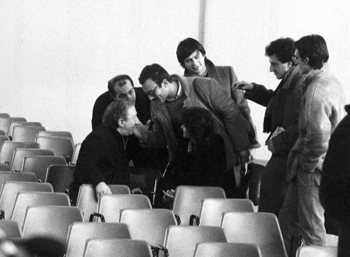Début années 80. Riva del Garda (TN). Don Luigi Giussani avec un groupe d’étudiants lors des Exercices spirituels du CLU. © Fraternité de CL 