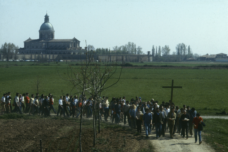 09/04/1982. Caravaggio (BG), Sanctuaire de Santa Maria del fonte. Le chemin de croix (Via Crucis) des étudiants pendant la semaine sainte. © Fraternité de CL