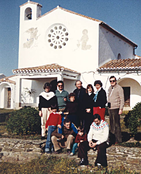 1980-1981. Espagne. L’une des premières rencontres de don Luigi Giussani à « La Cobacha », la maison de campagne de la famille Oriol, en Estremadura à la frontière avec le Portugal. © Archive personnelle Carmina Salgado 