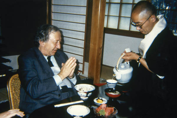 28/06/1987. Japon, Nagoya. Rencontre avec les Bonzes au Monastère du Mont Koya. Don Luigi Giussani pendant le rite du thé avec Shodo Habukawa. © Fraternité de CL