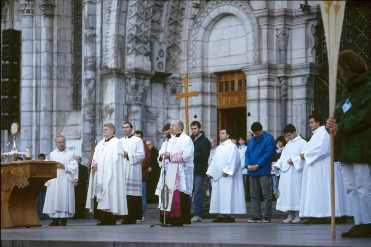 17/10/1992. France, pèlerinage au sanctuaire de Lourdes. Intervention de don Luigi Giussani à la fin de la procession eucharistique présidée par Mgr Angelo Scola. © Anna Ascione