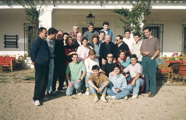 28/12/1992. Espagne, La Cobacha (Estremadura). Don Luigi Giussani avec un groupe d’amis espagnols, parmi lesquels Julián Carrón (premier à gauche). © Fraternité de CL