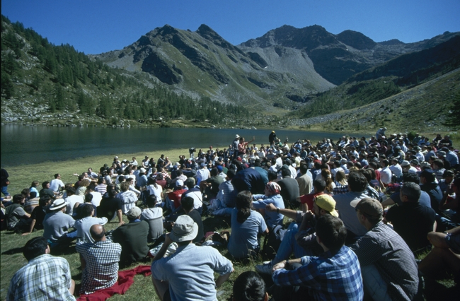 2000. La Thuile (AO). Assemblée Internationale des Responsables (26-30/08/2000). Un moment de chants dans une excursion en montagne. © Fraternité de CL / Marta Carenzi