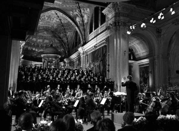 16/03/2000. Milan, Basilique San Marco. Le maestro Riccardo Muti dirige l’Orchestre Philharmonique de la Scala dans l’exécution des « Sept dernières paroles du Christ en croix » de Haydn, évènement organisé en collaboration avec « Spirto Gentil ».